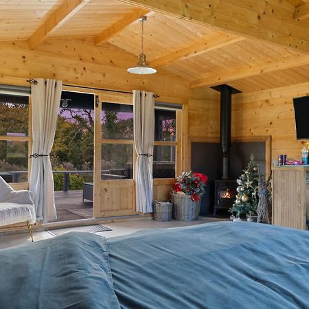 Choller Lake Lodges - Primrose Cabin With Private Hot Tub Arundel Zewnętrze zdjęcie